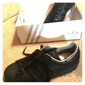 Woman’s adidas size 8